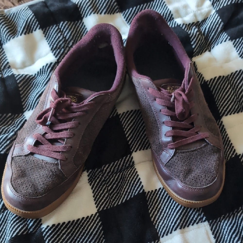 Women's Casual Lace-Up Sneakers in Burgundy